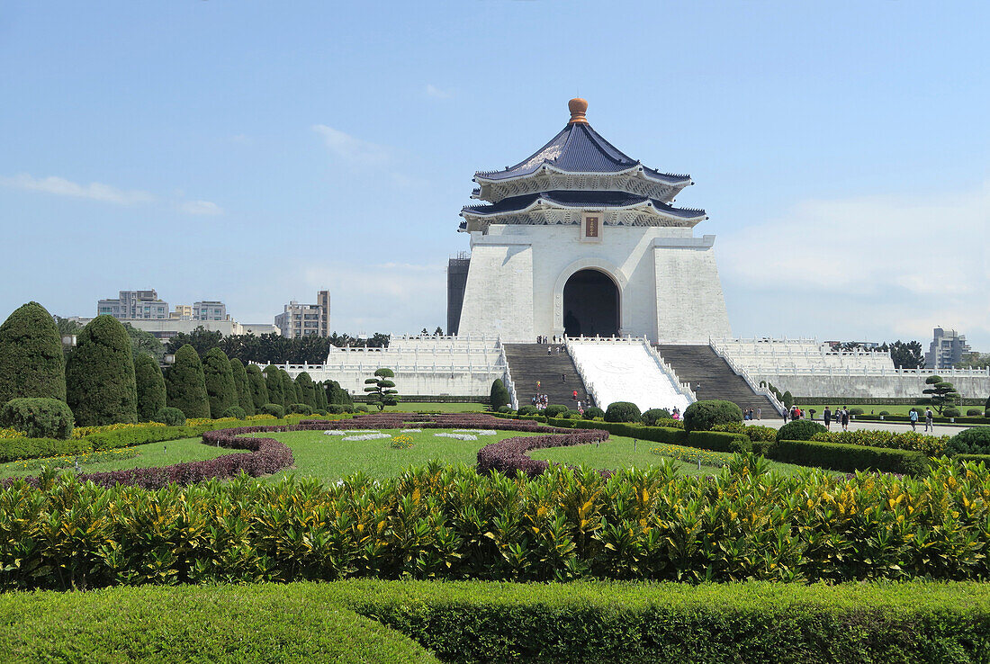 Zentrum von Taipeh, Chiang-Kai-shek-Gedächtnishalle, erbaut zu Ehren Chiang Kai-shek, Blick über den Park zur Haupthalle, Taiwan, Asien