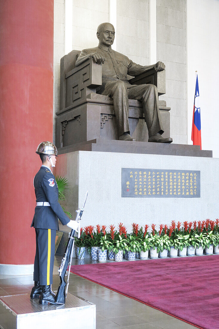  Sun Yat-sen Memorial Hall, Taipei, Taiwan: Guard of honor in front of the monument of Chinese politician Sun Yat-sen 