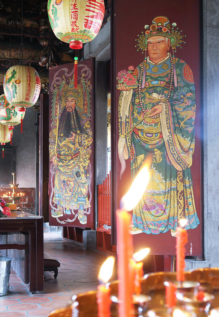 Taoistische Unsterblichkeit: brennende Opferkerzen vor den Türen der Götter im Dalongdong Baoan Temple, Taipeh, Taiwan, Asien