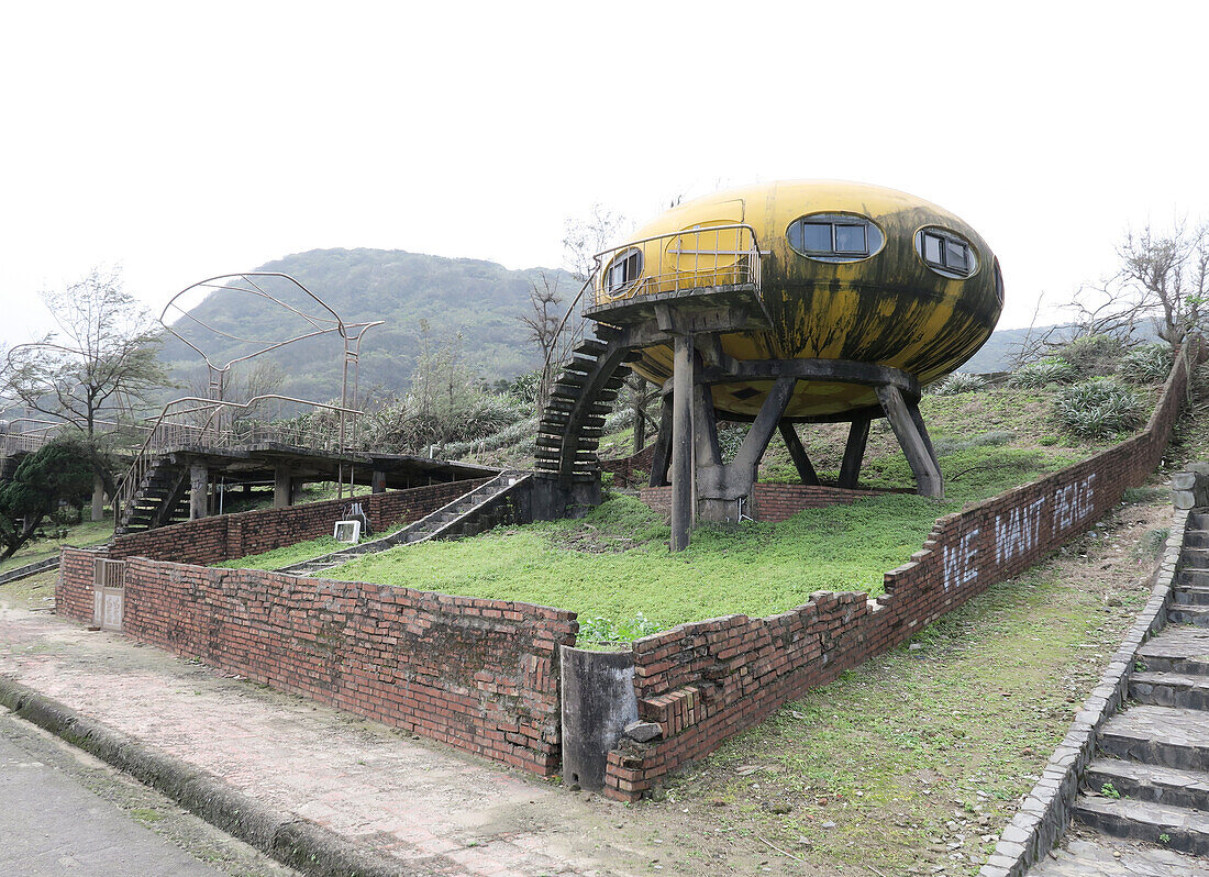 Lost Place: Ufo-Village in Wanli nahe Taipeh, ehemalige Feriensiedlung mit Futuro Haus, Venturo Haus, finnischer Architekt Matti Suuronen, dem Verfall überlassen, Tawain, Asien