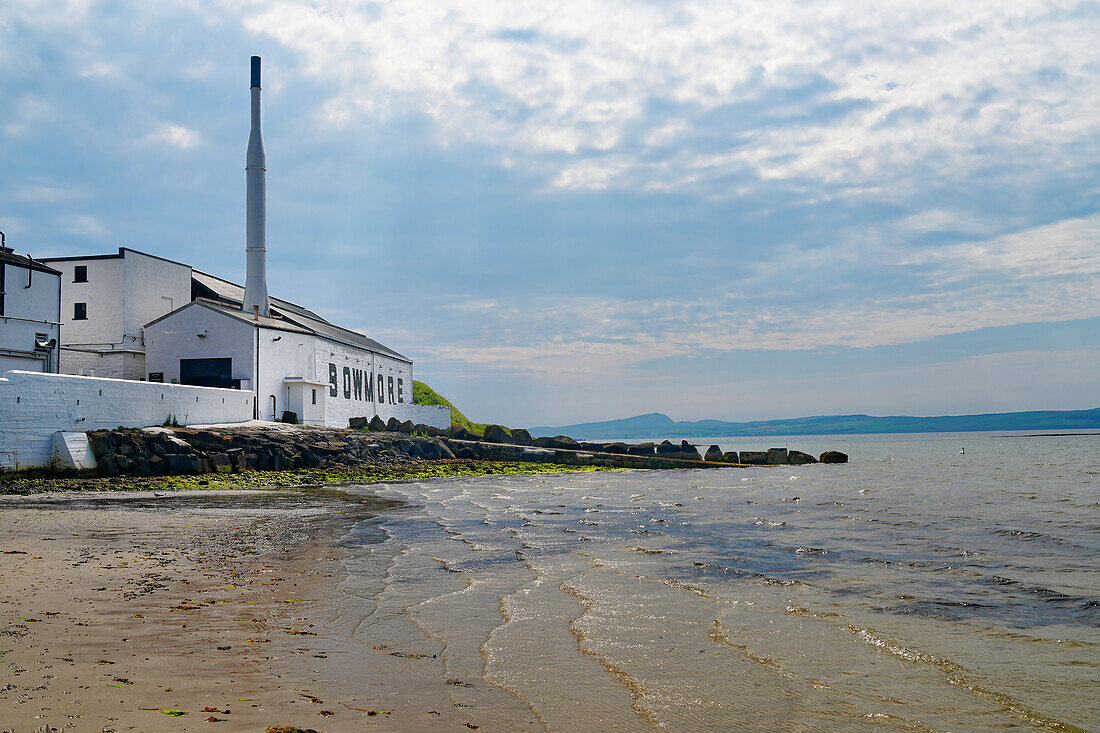 Großbritannien, Schottland, Hebriden Insel Isle of Islay, Hauptstadt Bowmore mit Whisky Destillerie Bowmore am Strand