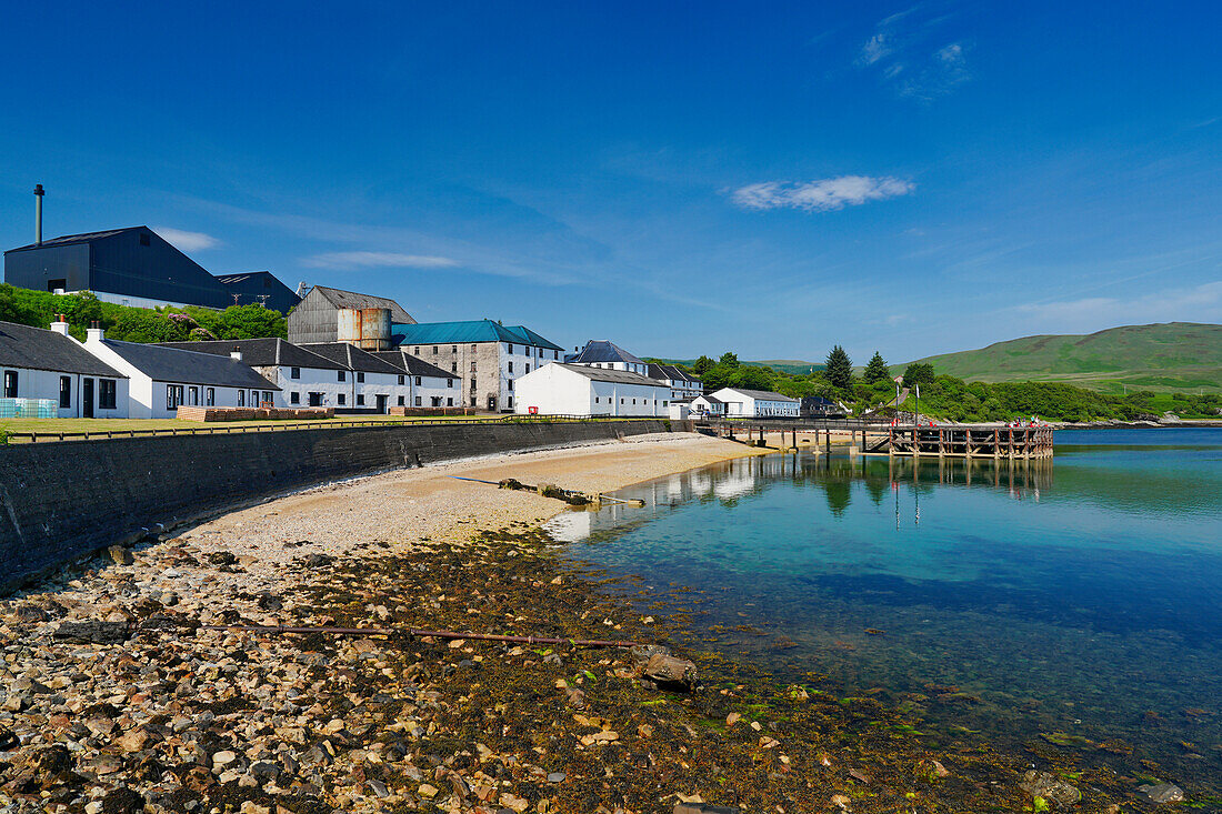 Großbritannien, Schottland, Hebriden Insel Isle of Islay, Whisky Destillerie Bunnahabhain am Hafen bei Port Askaig