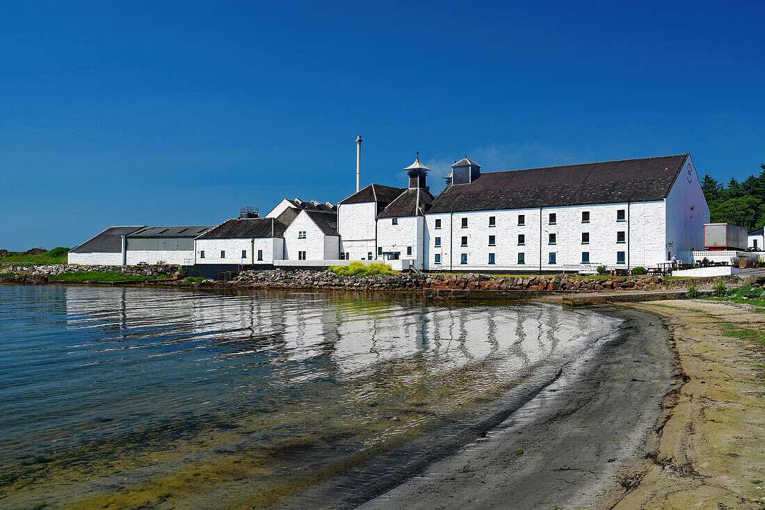 Großbritannien, Schottland, Hebriden Insel Isle of Islay, Laphroaig, Whisky-Destillerie Laphroaig am Strand