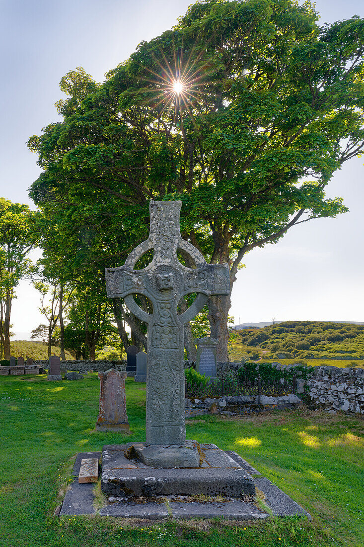 Großbritannien, Schottland, Hebriden Insel Isle of Islay,  bei  Ardmore, Keltenkreuz Kildalton Cross auf dem Friedhof der der Kildalton Chapel