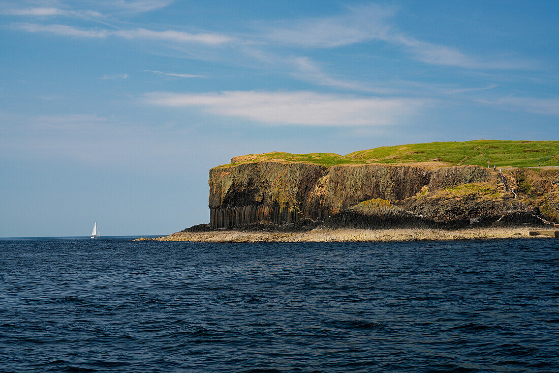 Großbritannien, Schottland, Blick zur Hebriden Insel Isle of Staffa, Felsformationen, Basaltstrukturen an der Westküste