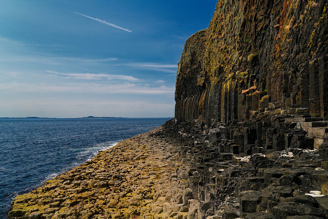  Great Britain, Scotland, Hebrides Island of Staffa, path west to Fingalls Cave 