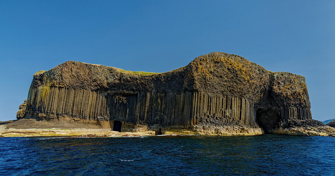 Großbritannien, Schottland, Hebriden Insel Isle of Staffa,   Felsenküste, Basaltstrukturen, Panoramaansicht vom Westen