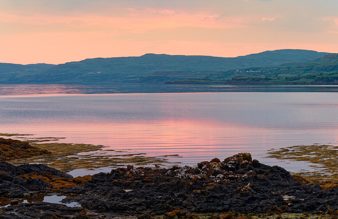 Großbritannien, Schottland, Hebriden Insel Isle of Mull,  Sonnenuntergang mit Blick auf die Bucht Ballygown Bay