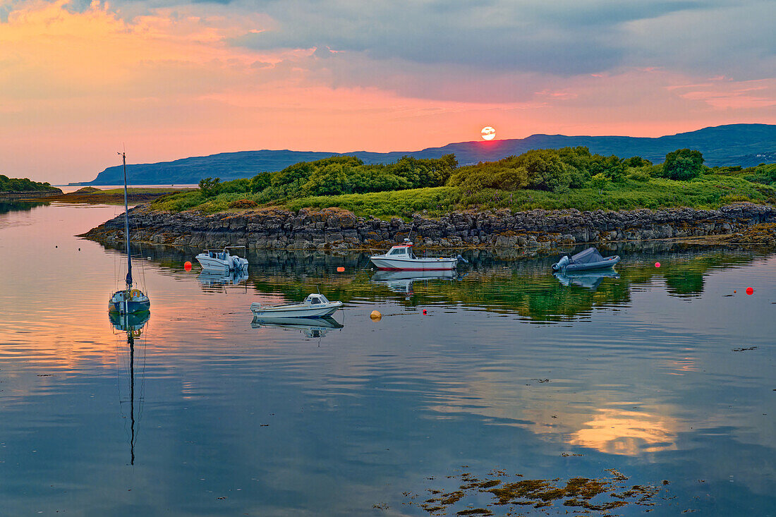 Großbritannien, Schottland, Hebriden Insel Isle of Mull, Ballygown Bay, Sonnenuntergang am Ferryterminal auf die Insel Ulva
