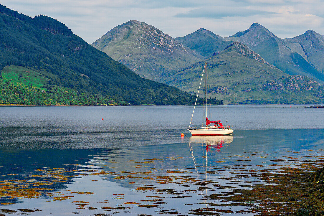 Großbritannien, Schottland, West Highlands, Berge und Boote am See Loch Duich