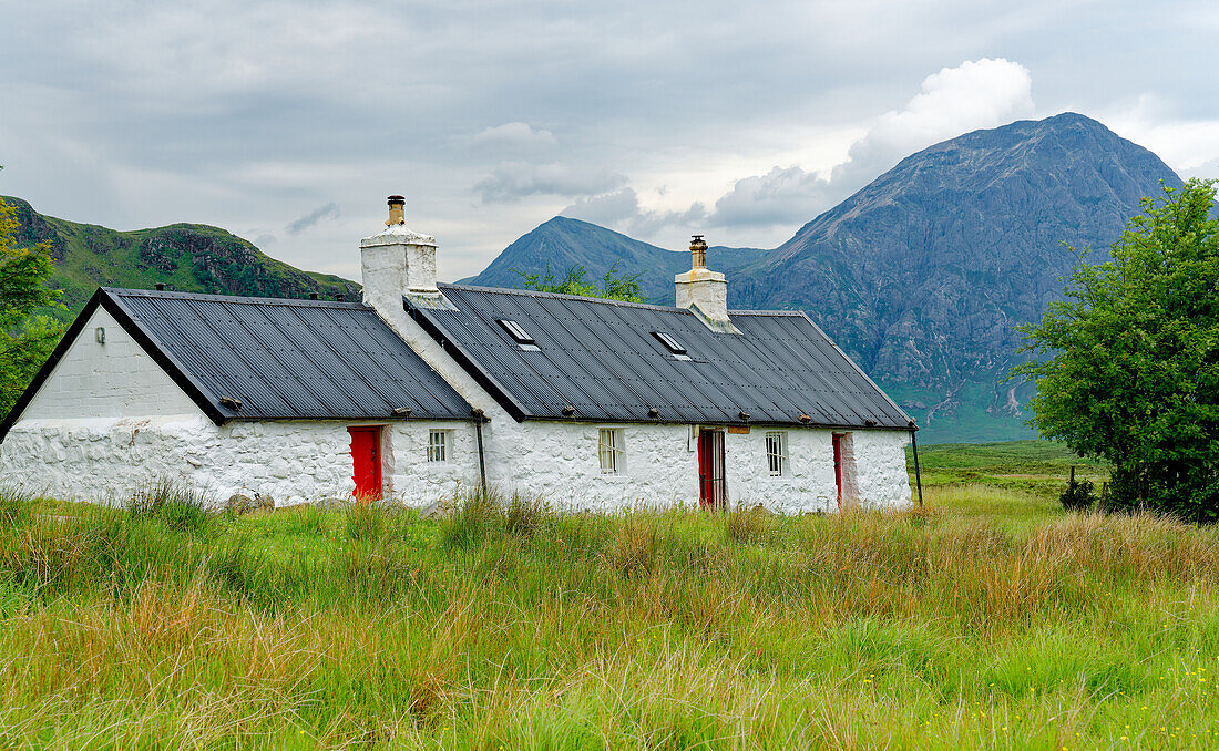 Großbritannien, Schottland, West Highlands, altes Landhaus Black Rock Cottage im Tal von Glencoe