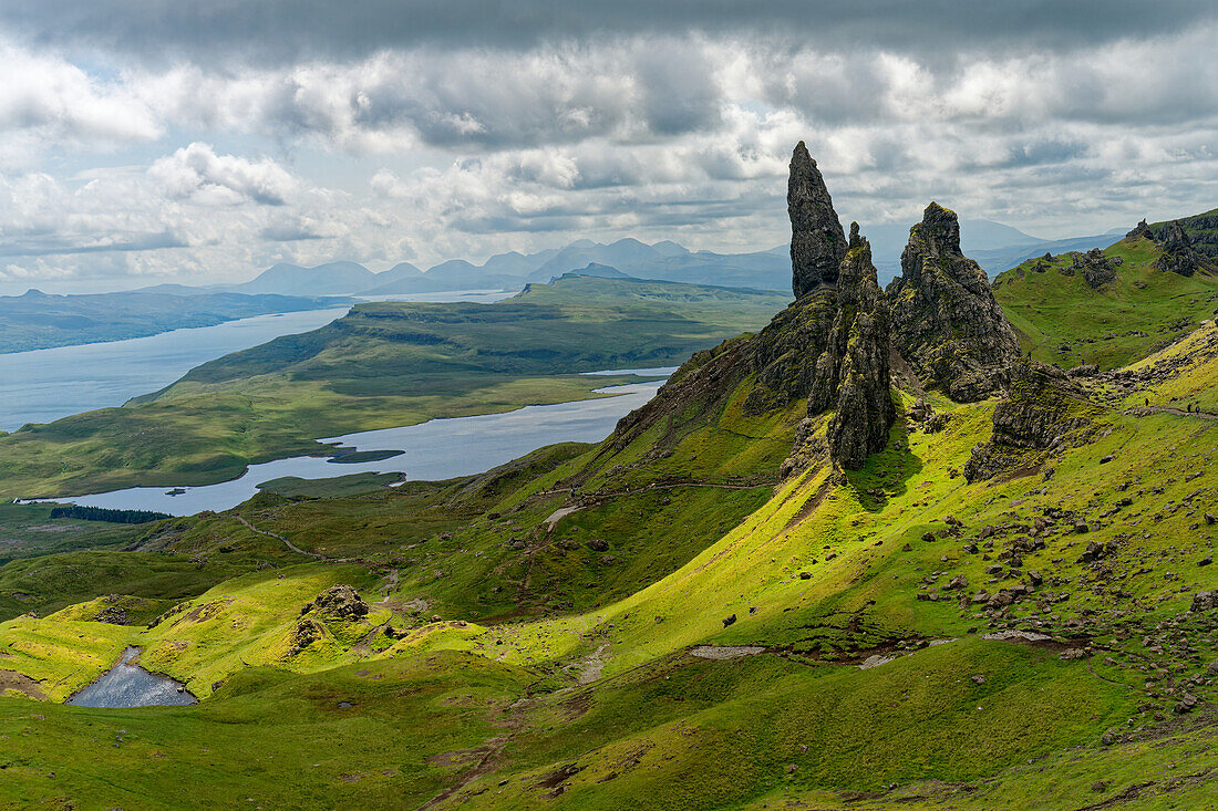 Großbritannien, Schottland, Inneren Hebriden, Insel Skye,  Halbinsel Trotternish, Blick auf Felsformation Old Man of Storr