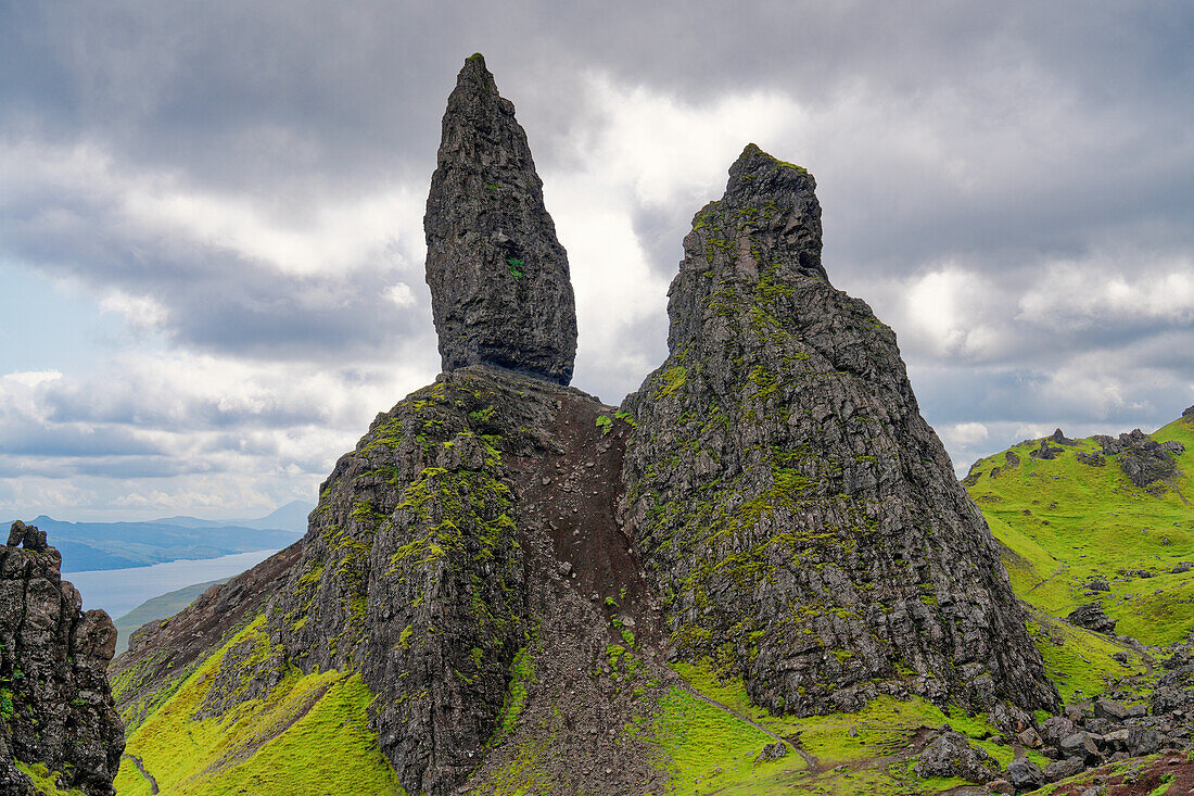 Großbritannien, Schottland, Inneren Hebriden, Insel Skye, Halbinsel Trotternish, Blick auf Felsformation Old Man of Storr