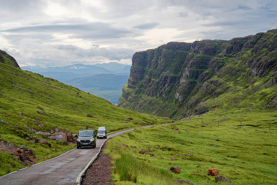 Großbritannien, Schottland, West Highlands, Autos bei der Auffahrt zum Applecross Pass