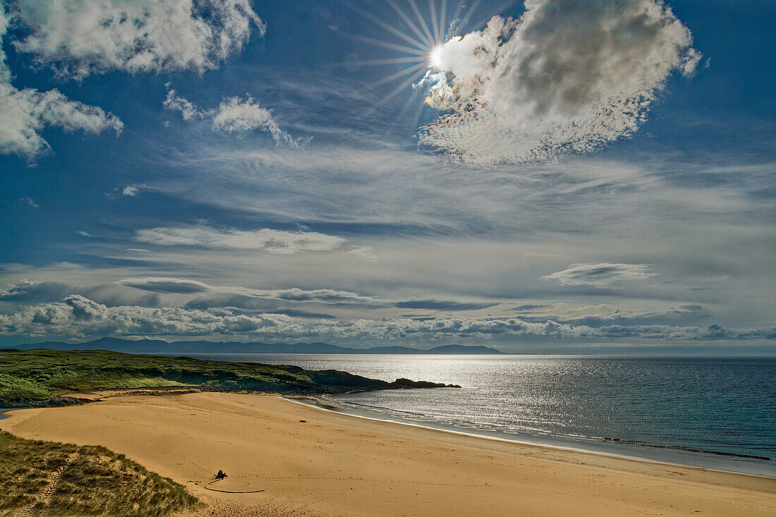 Großbritannien, Schottland, West Highlands, Gairloch, einsamer Strand Red Point Beach im Gegenlicht