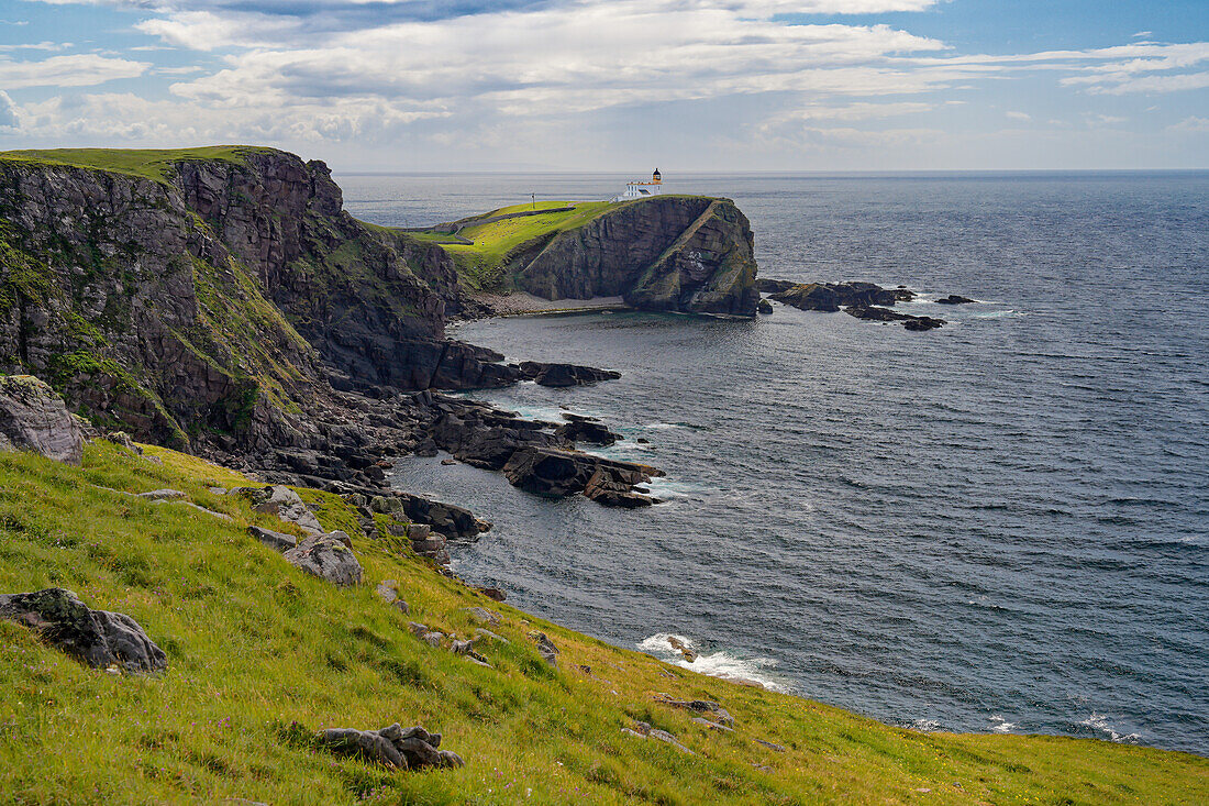 Großbritannien, Schottland, West Highlands, Leuchtturm Stoer Lighthouse auf der Halbinsel Stoer und Felsenküste