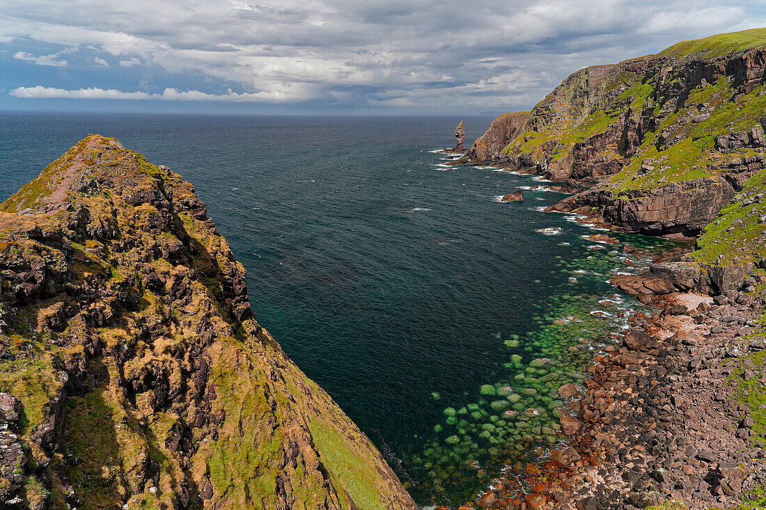  Great Britain, Scotland, West Highlands, bay at the Old Man of Stoer rock tower 