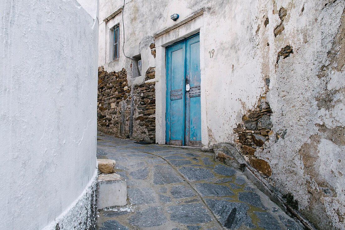 Gasse und blaue Tür in der Altstadt von Naxos, Griechenland
