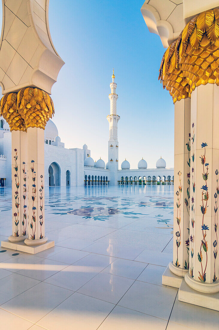 Prunkvolle Säulen in der Scheich-Zayid-Moschee, Abu Dhabi, Vereinigte Arabische Emirate, Arabische Halbinsel, Persischer Golf