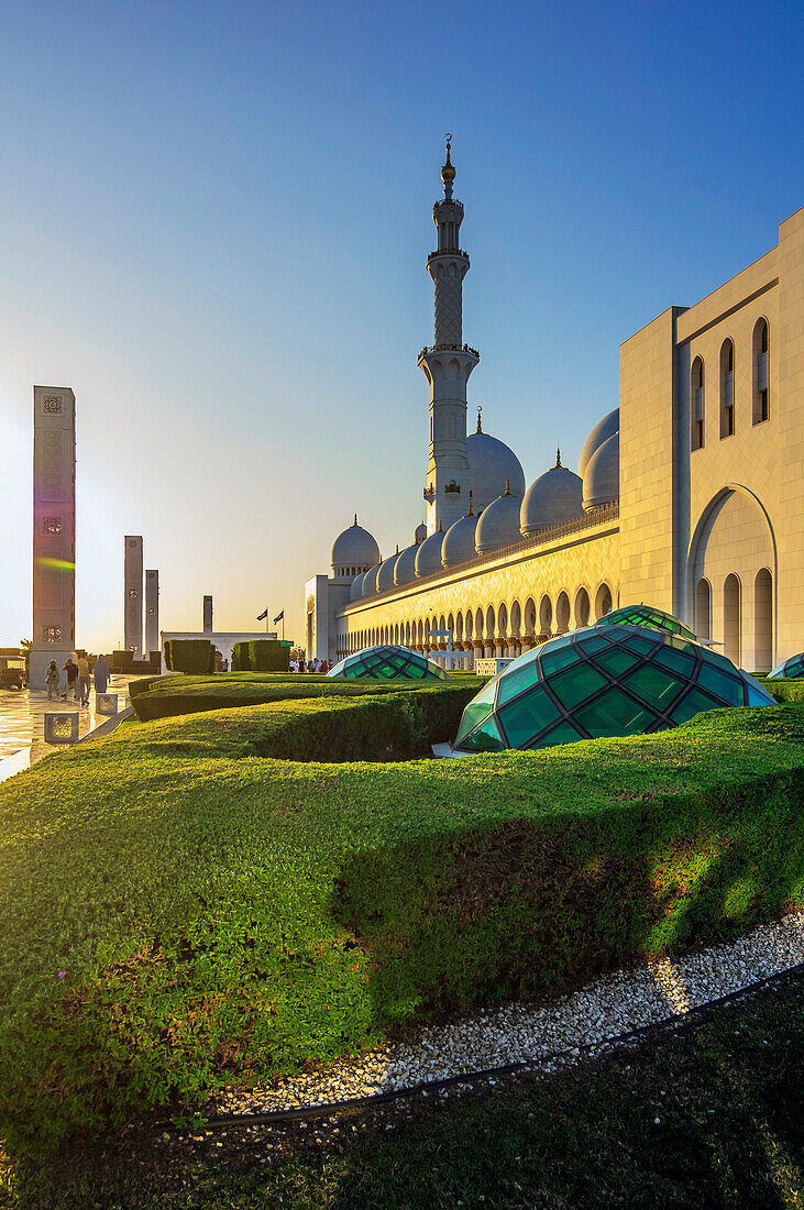 Scheich-Zayid-Moschee im Gegenlicht, Abu Dhabi, Vereinigte Arabische Emirate, Arabische Halbinsel, Persischer Golf