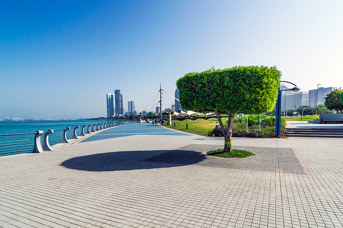 Uferpromenade mit moderner Skyline, Abu Dhabi, Vereinigte Arabische Emirate, Arabische Halbinsel, Persischer Golf