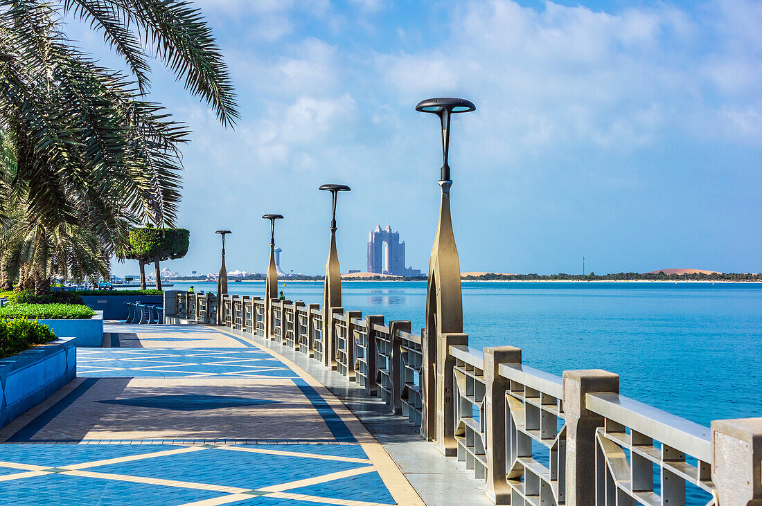 Uferpromenade in der Bucht und Blick auf Rixos Marina Hotel, Abu Dhabi, Vereinigte Arabische Emirate, Arabische Halbinsel, Persischer Golf