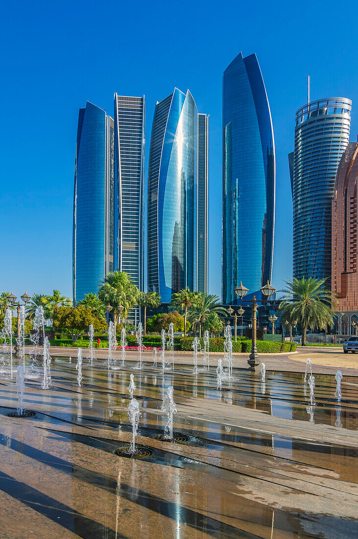 Wasserspiele des Emirates Palace Hotels vor moderner Skyline, in Abu Dhabi, Vereinigte Arabische Emirate, Arabische Halbinsel, Persischer Golf