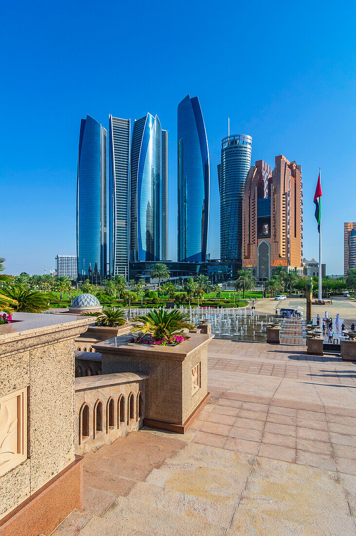 Wasserspiele vor moderner Skyline, in Abu Dhabi,  Vereinigte Arabische Emirate, Arabische Halbinsel, Persischer Golf
