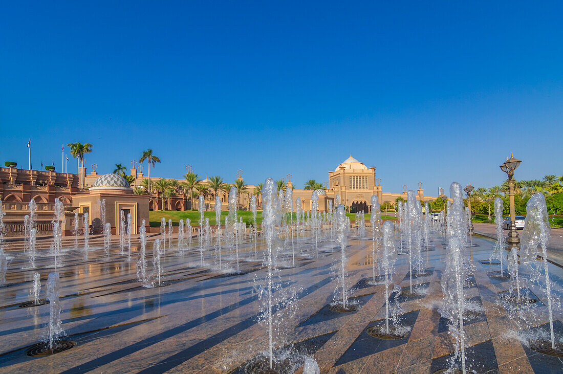 Wasserspiele vor Emirates Palace Hotel, in Abu Dhabi,  Vereinigte Arabische Emirate, Arabische Halbinsel, Persischer Golf