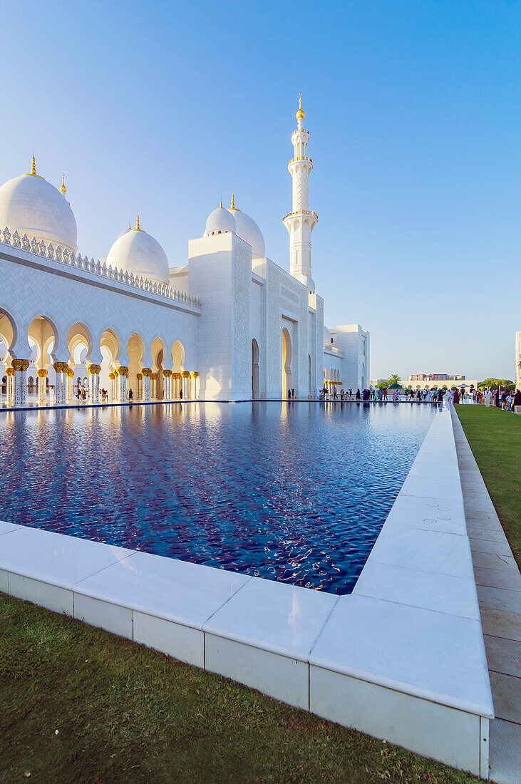  Views of Abu Dhabi, capital of the United Arab Emirates. Here the Sheikh Zayed Mosque. 