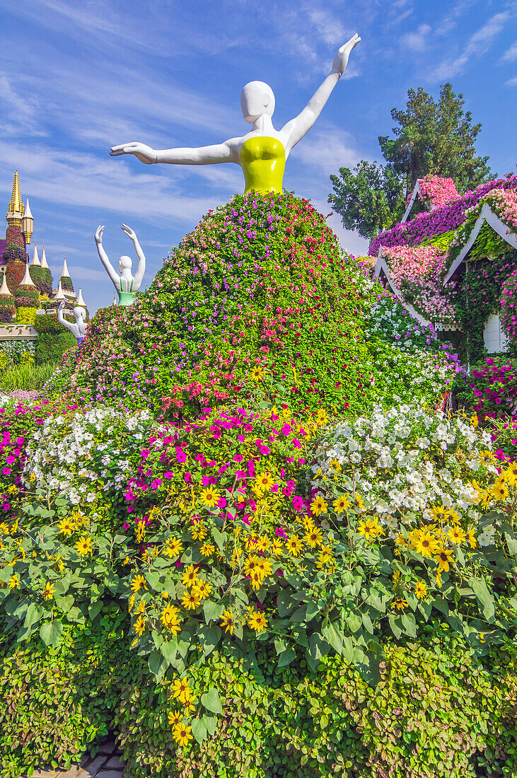 Blumenbeete und Skulptur vor Märchenschloss, Der Blumenpark 'Miracle Garden', Dubai, Vereinigte Arabische Emirate, Arabische Halbinsel, Naher Osten