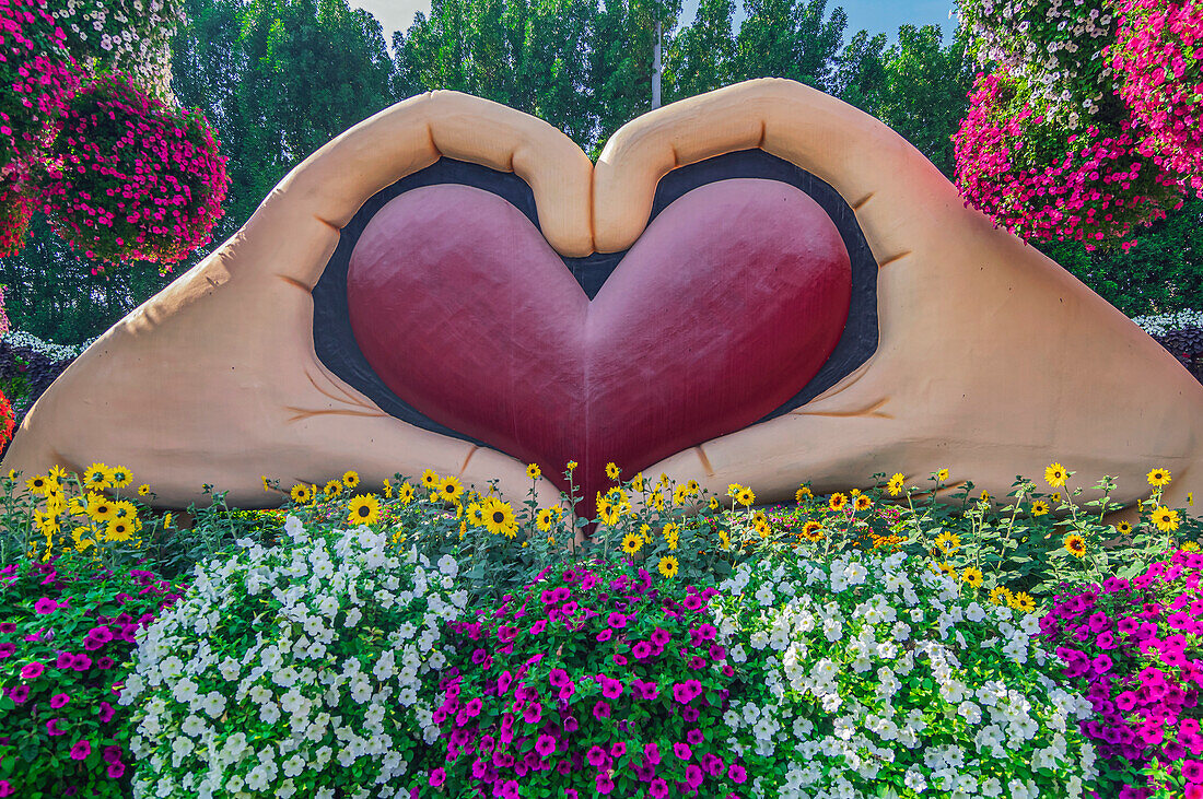 Herz-Skulptur und bunte Blumenbeete, Der Blumenpark 'Miracle Garden', Dubai, Vereinigte Arabische Emirate, Arabische Halbinsel, Naher Osten