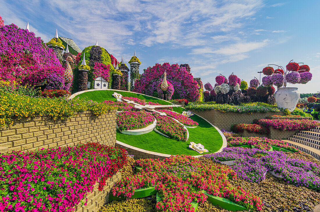 Blumenskulpturen und bewachsene Häuser, Der Blumenpark 'Miracle Garden', Dubai, Vereinigte Arabische Emirate, Arabische Halbinsel, Naher Osten