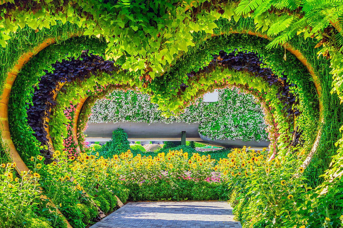 Herzfigur als Torbogen und Blumenskulpturen, Der Blumenpark 'Miracle Garden', Dubai, Vereinigte Arabische Emirate, Arabische Halbinsel, Naher Osten