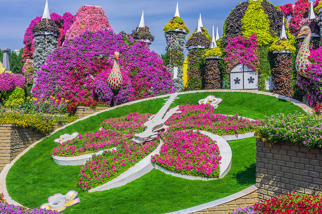 Blumenbeete und Tierskulpturen aus Blumen, Der Blumenpark 'Miracle Garden', Dubai, Vereinigte Arabische Emirate, Arabische Halbinsel, Naher Osten