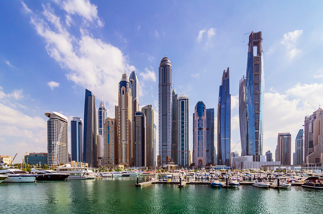 Blick vom Wasser auf die Yachten und Skyline von Dubai Marina, Dubai, Vereinigte Arabische Emirate, Arabische Halbinsel, Naher Osten