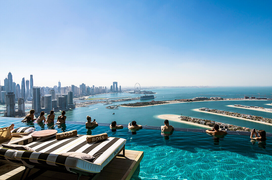 Ausblick vom welthöchsten Pool, Aura Skypool im 50. Stock auf die Skyline, Dubai, Vereinigte Arabische Emirate, Arabische Halbinsel, Naher Osten