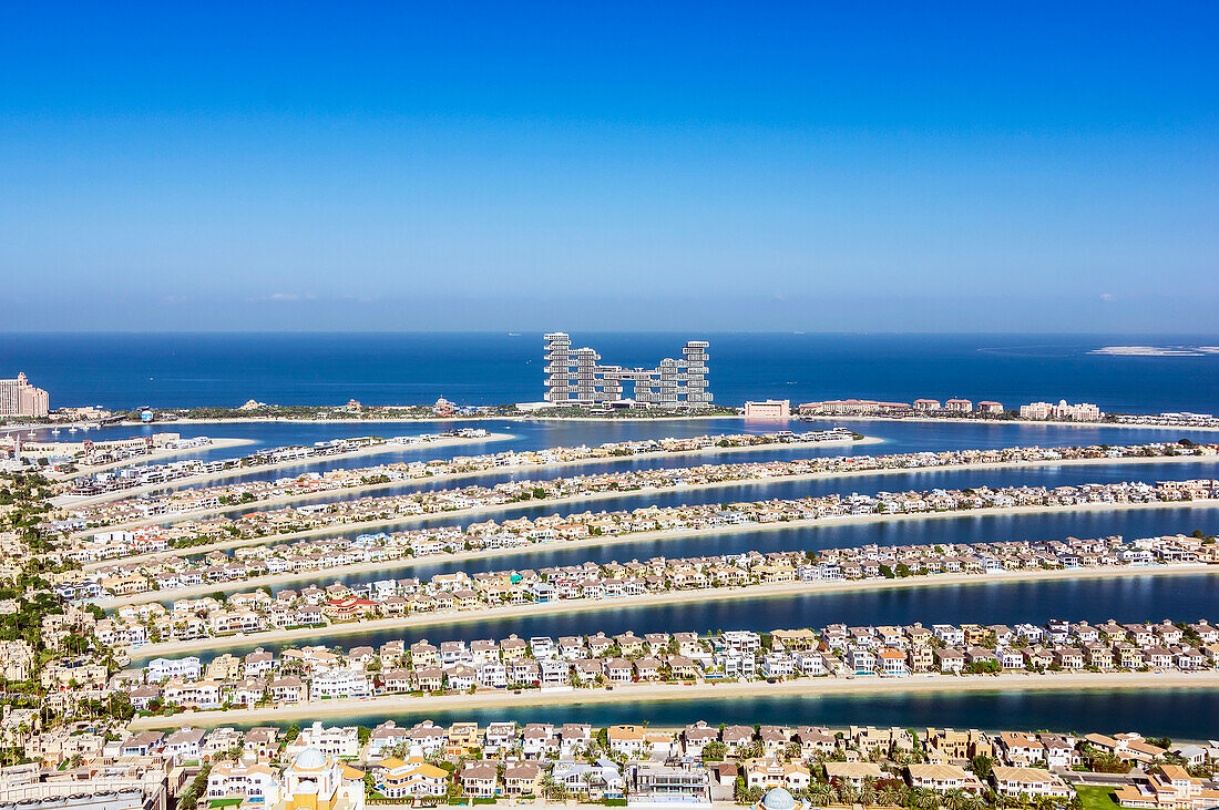 Ausblick vom welthöchsten Pool, Aura Skypool im 50. Stock auf die vorgelagerten Halbinseln, Dubai, Vereinigte Arabische Emirate, Arabische Halbinsel, Naher Osten