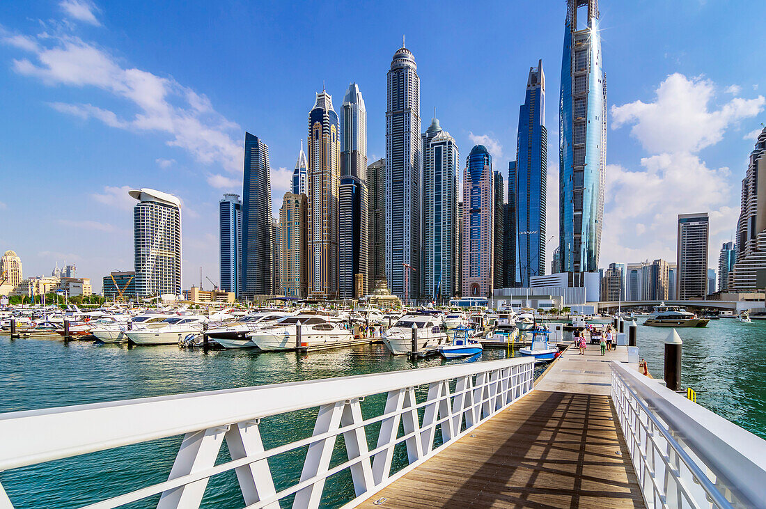 Blick vom Wasser auf die Yachten und Hochhäuser von Dubai Marina, Dubai, Vereinigte Arabische Emirate, Arabische Halbinsel, Naher Osten
