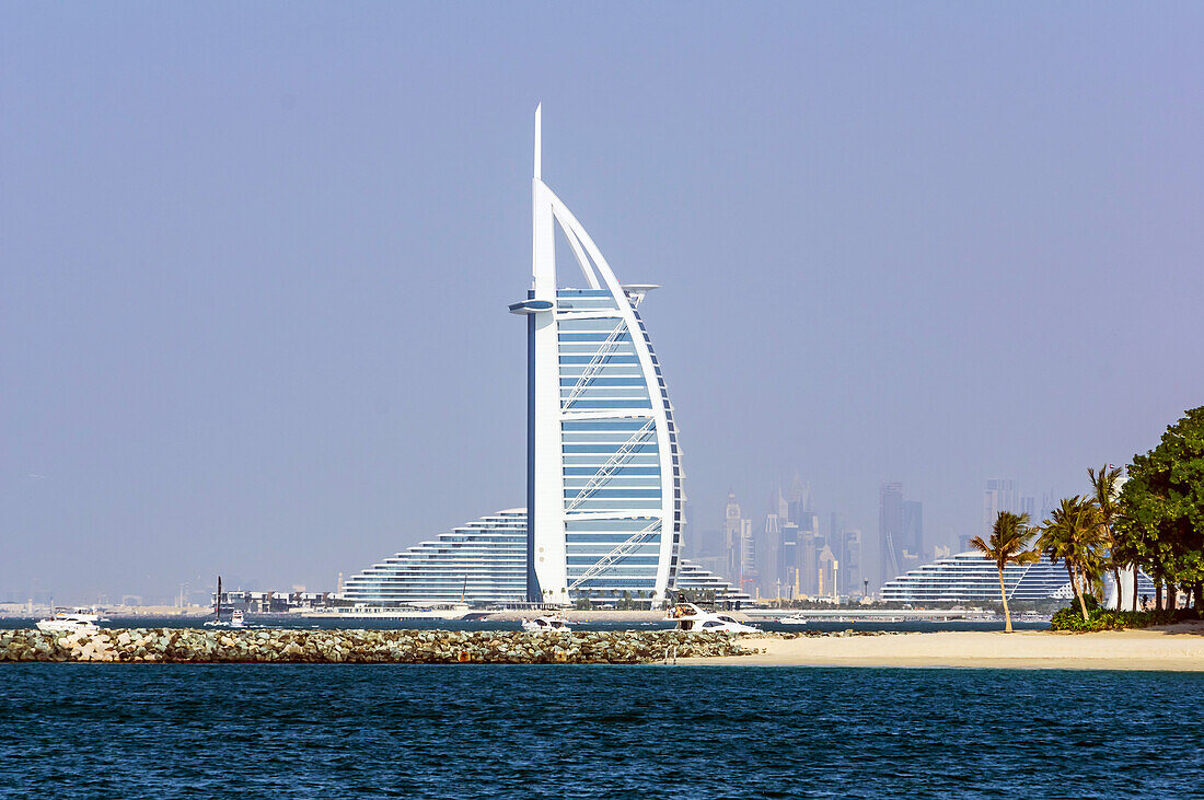 Blick auf Burj Al Arab Hotel von der Seeseite und Strand, Dubai, Vereinigte Arabische Emirate, Arabische Halbinsel, Naher Osten