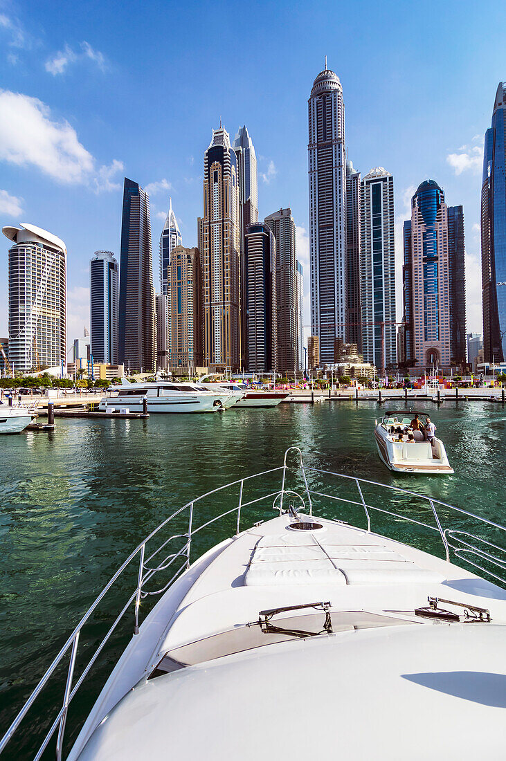 Blick vom Wasser auf die Yachten und Hochhäuser von Dubai Marina, Dubai, Vereinigte Arabische Emirate, Arabische Halbinsel, Naher Osten