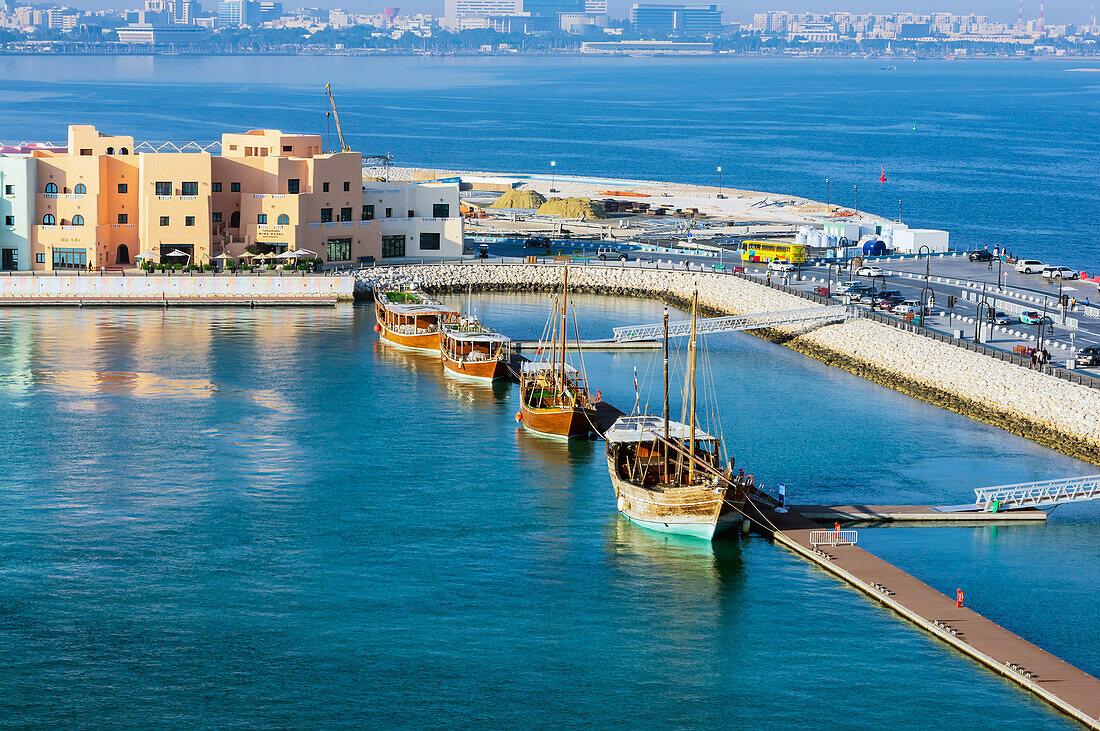 Blick auf alte Dhau Boote im Hafen am Pier, Doha Corniche, Hauptstadt Doha, Emirat Katar, Persischer Golf