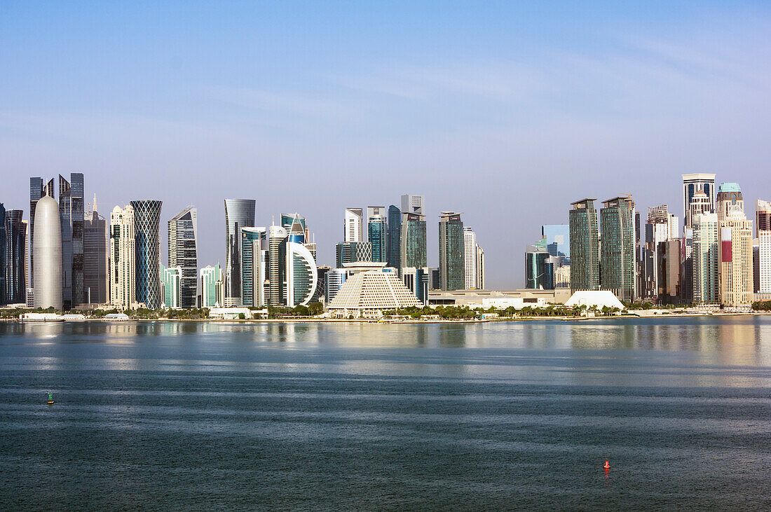 Blick auf Moderne Skyline, Doha Corniche West Bay, Hauptstadt Doha, Emirat Katar, Persischer Golf