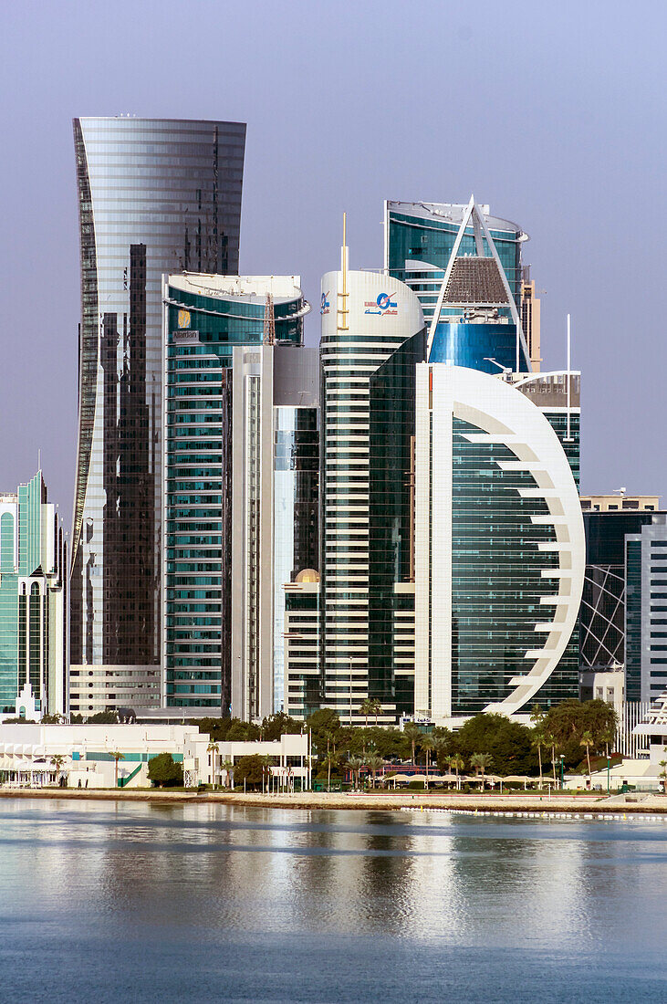 Blick auf Moderne Skyline mit Doha Bank Tower, Doha Corniche West Bay, Hauptstadt Doha, Emirat Katar, Persischer Golf