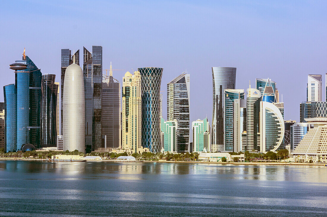 Blick auf Moderne Skyline mit Doha Bank Tower und Hafen, Doha Corniche West Bay, Hauptstadt Doha, Emirat Katar, Persischer Golf