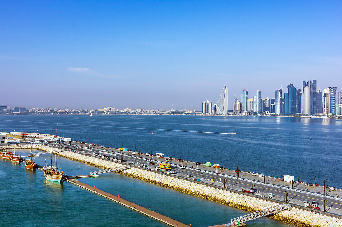 Blick auf alte Dhau Boote am Pier und Moderne Skyline, Doha Corniche West Bay, Hauptstadt Doha, Emirat Katar, Persischer Golf