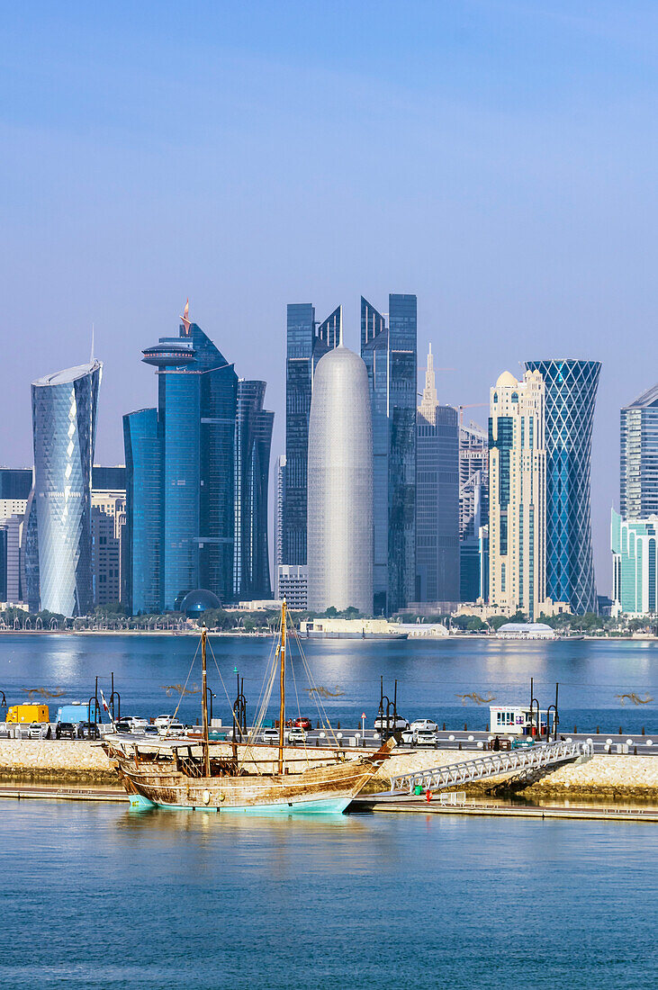 Hafenansichten, die Corniche mit Hochhaeusern und Schiffen in Doha, Hauptstadt von Katar im persischen Golf.