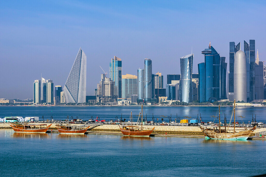 Blick auf alte Dhau Boote und Moderne Skyline, Doha Corniche West Bay, Hauptstadt Doha, Emirat Katar, Persischer Golf