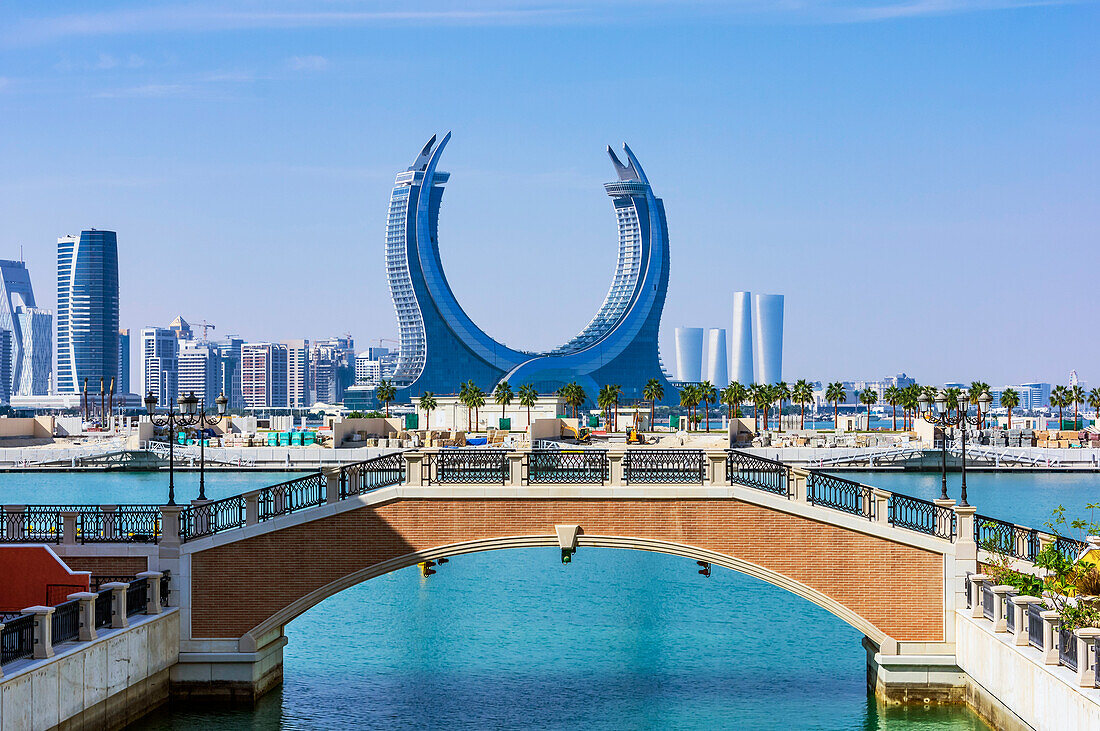 Brücke 'Klein Venedig', künstliche Insel 'The Pearl' und Blick auf die Katara Towers, Hotel Raffles, Marina District, Stadt Lusail City, Nähe Doha, Emirat Katar, Persischer Golf