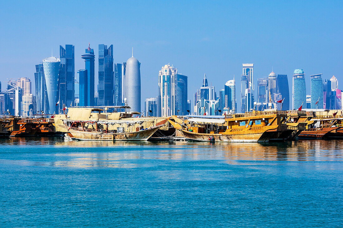 Alte Dhau Boote und Blick auf Moderne Skyline, Doha Corniche West Bay, Hauptstadt Doha, Emirat Katar, Persischer Golf